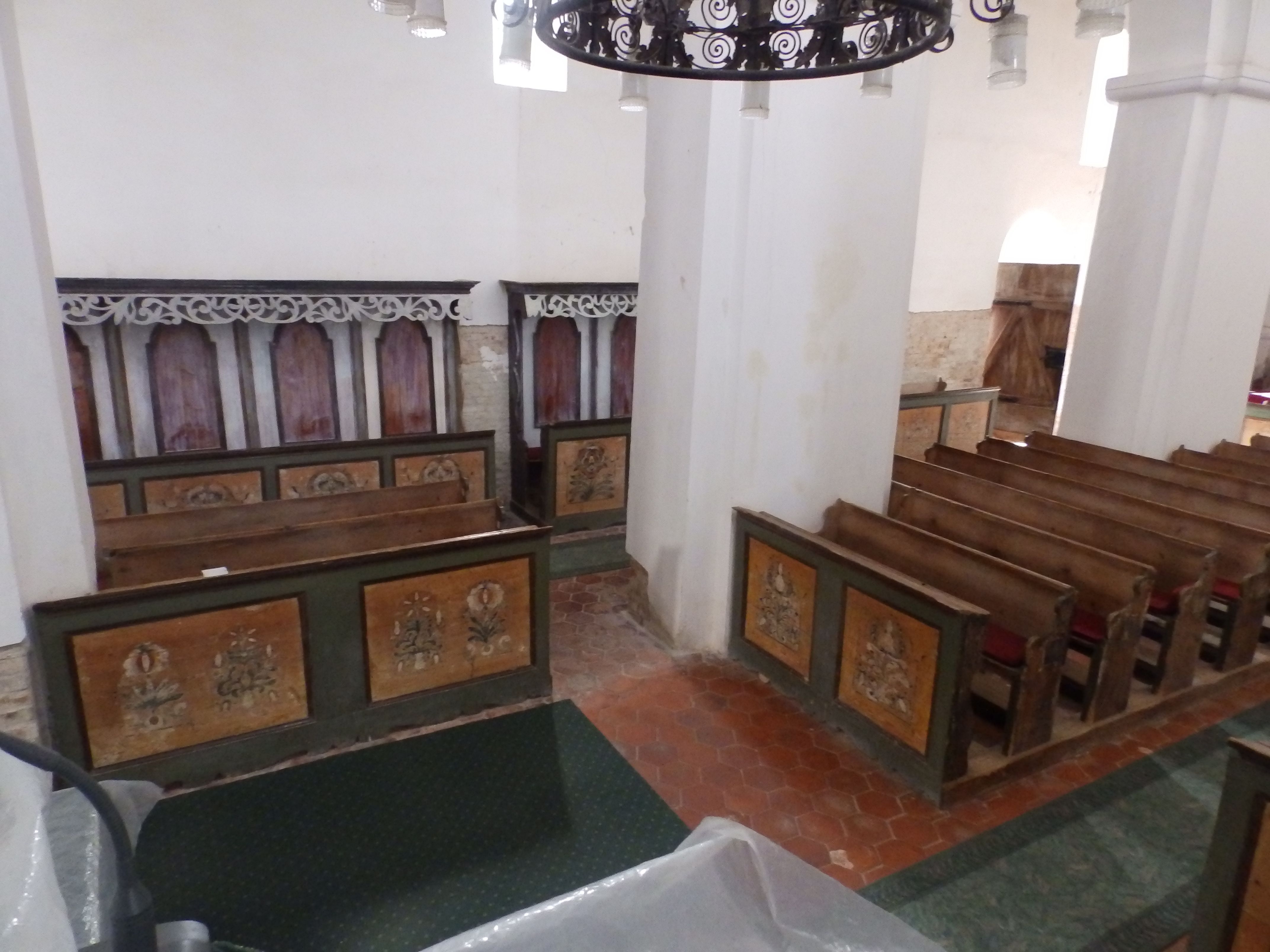  Az ákosi református templom virágmintás fapadjai