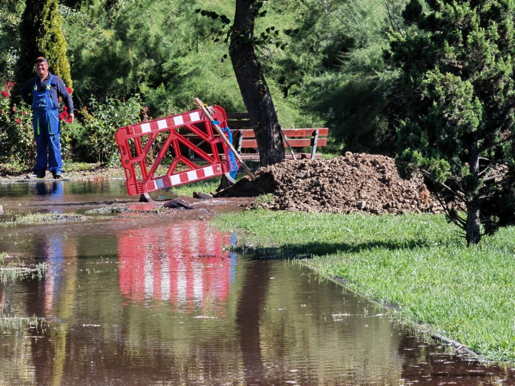 A Cloşca–park sétányai is víz alá kerültek.