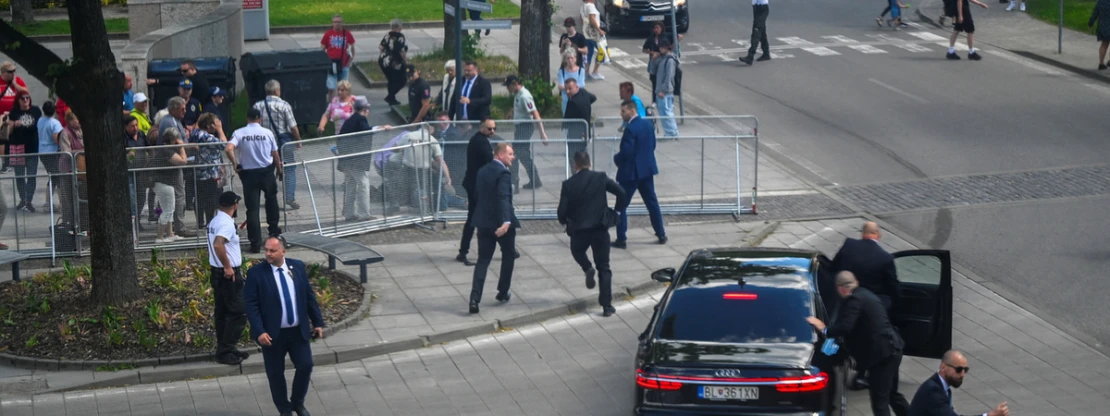 RENDKÍVÜLI: Többször is meglőtték Robert Fico szlovák kormányfőt