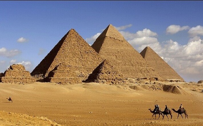 kiemelkedő piramisok gyanúja